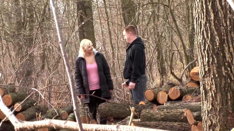 Public Entertainment: Zralá blondýnka v síťované síťce šuká na logu