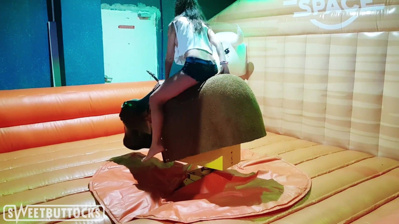 SweetButtocks: Bruna calda con grandi tette cavalcato toro nel parco di...