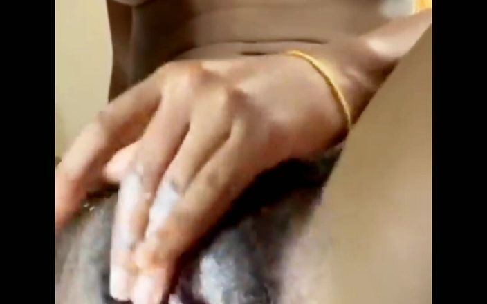 Dick sucker: Casi atrapado masturbándome el coño mojado antes de bañarse