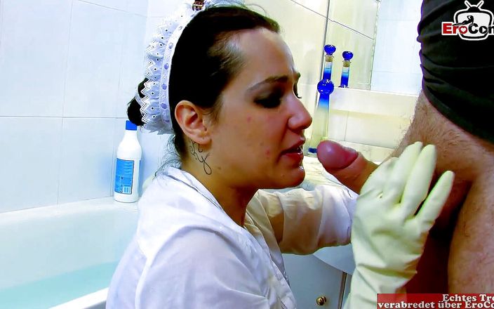 EroCom: Wanita tukang bersih-bersih suka seks anal di bak mandi