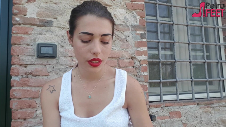 Smokin Fetish: Nasty Petra smokes her ciggarete outdoor