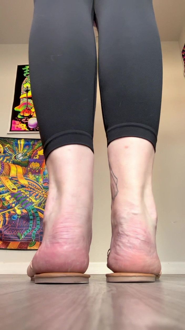 Peppermint Giantess: Stomping hard trong Flip Flops