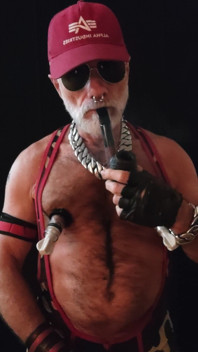 Padrasto fumando tubos e bombeando mamilos