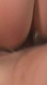 작은 금발이 엉덩이에 딱딱하게 꽂힌다