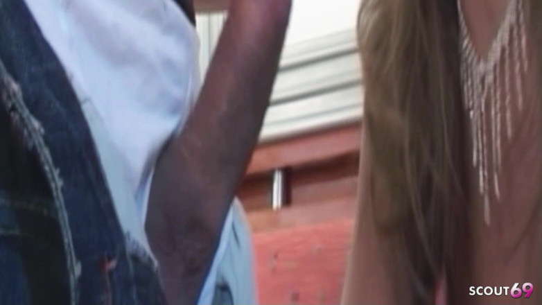 Shemale TS Collection: Shemale blonde panas bertetek besar dikongkek dubur oleh orang asing...