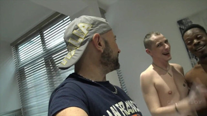 Gaybareback: Fabien dikongkek tanpa kondom oleh Curtis Edwards