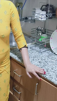 Jag hittar min kåta styvmamma i köket - porr på hindi