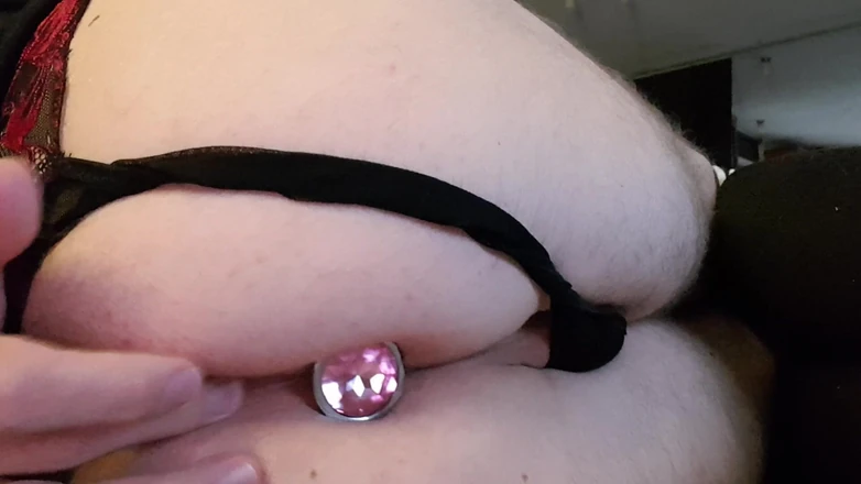 Larissa Sissy: Tự làm tình với phích cắm