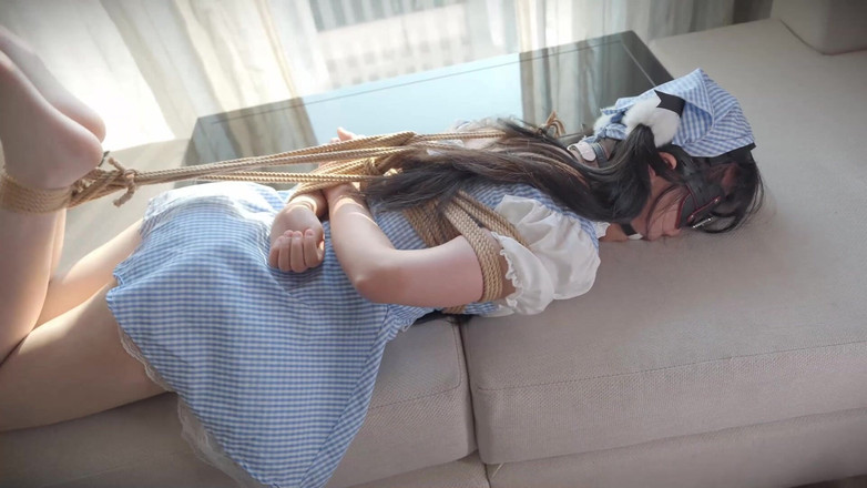 OrangeXXOO: Ein gut bestücktes zimmermädchen