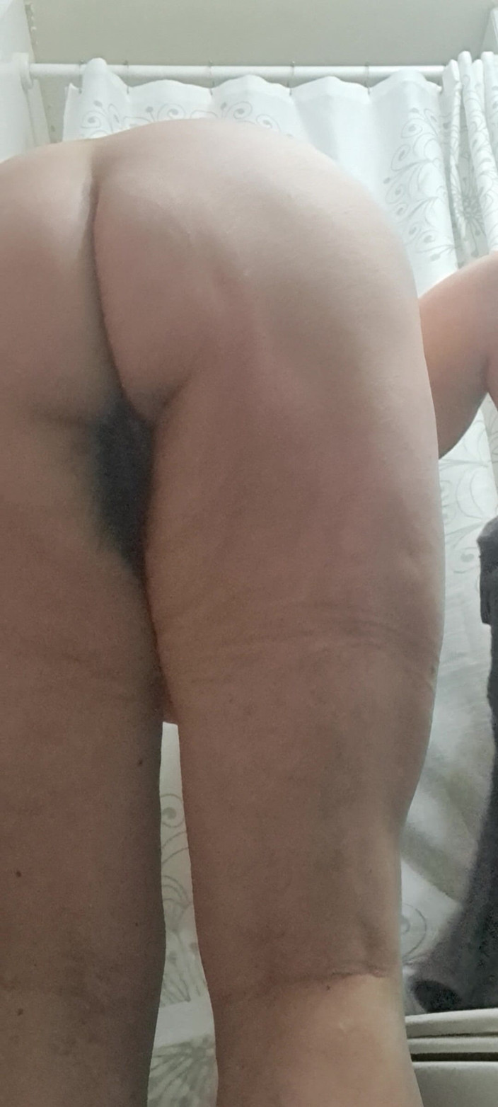 Mommy big hairy pussy: MILF z bardzo owłosioną cipką