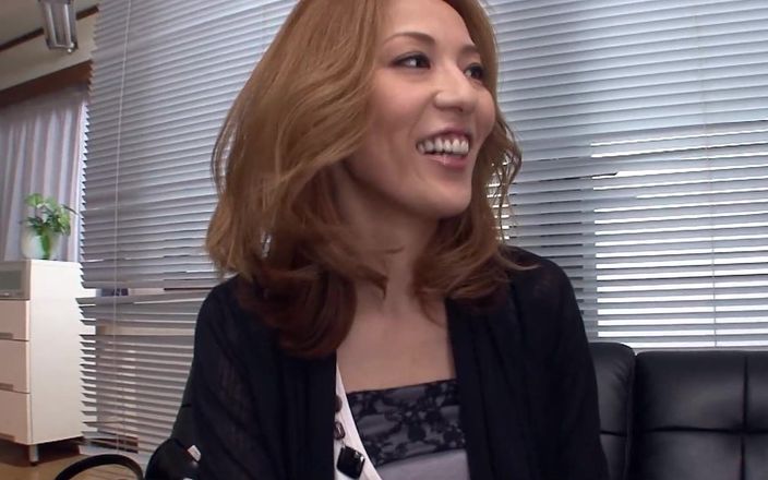JAPAN IN LOVE: 털이 무성한 일본 장면-3 예쁜 거유 금발 일본 창녀 얼싸로 끝내는 걸 좋아해