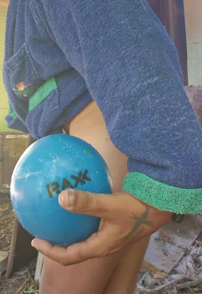 Riki studio: Primera vez usando una bola anal inflable