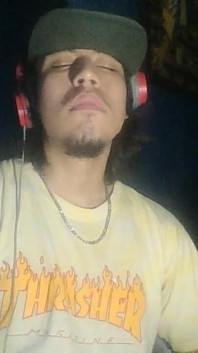 Na frente da webcam