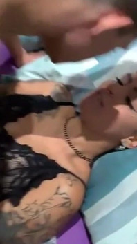 아름다운 젊은 여성이 잘생긴 자지와 섹스하다