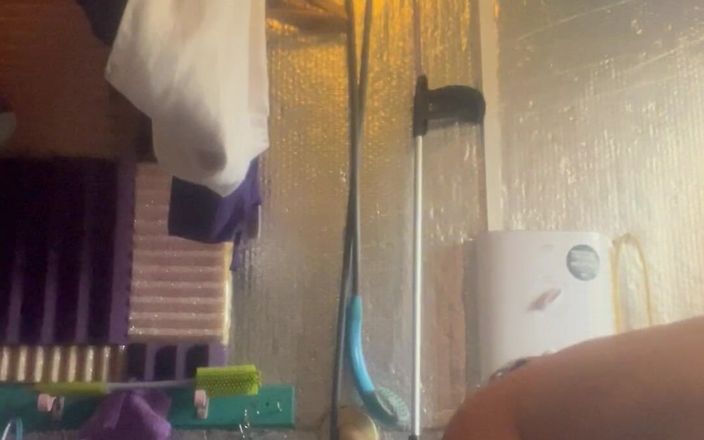 Pissing Paradise: Het, hårig hippy blir naken för att piss stå upp...