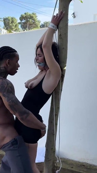 Lujuriosa jardinera emboscada: sesión de yoga latina se convierte en cinta de varita amordazada y semen con los ojos vendados en las tetas hd