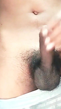 Masturbace sexy hubeného chlapce
