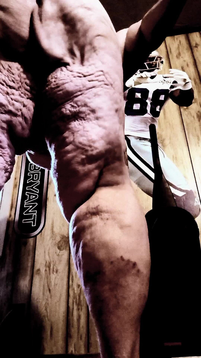 HerculesnVENUS: 이 벌거벗은 창녀는 뭐하는가? 나무 숟가락으로 그녀의 젖탱이를 핥고 섹스 문에 사정하고 사정