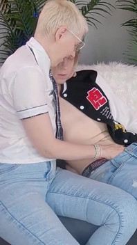 오지는 펨돔 핸잡과 그의 목을 잡고 너무 섹시해