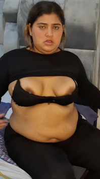 Menina latina rabuda recebe controle remoto