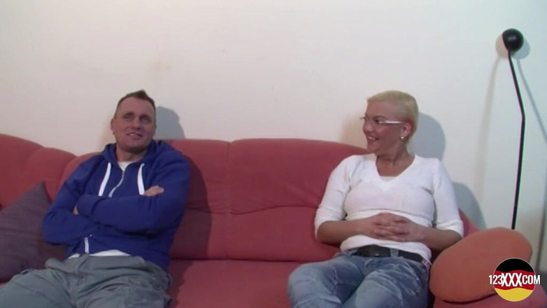 123XXX - 100% Amateurs: Cea mai incredibilă mamă sexy germană se joacă cu prietenul...