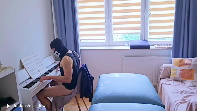 Nick Lewis: Liệu pháp xoa bóp và làm tình mạnh bạo