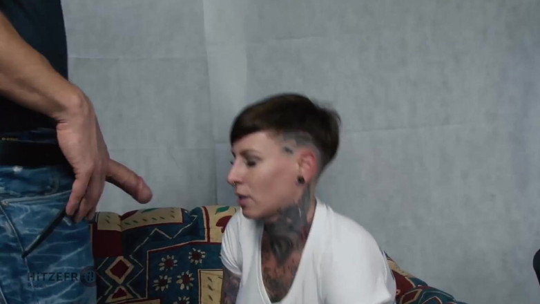 Hitzefrei: Tatuerad korthårig MILF Cat Coxx tar en stor kuk