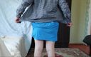 Ladyboy Kitty: Garçon à fille, trans, jupe bleue, jambes blanches