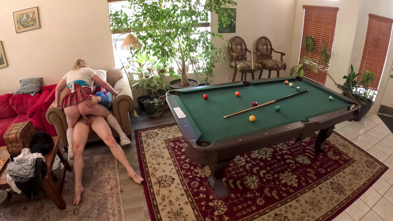 Erin Electra: Hermanastros Jugando En La Sala De Estar Se Ponen Cachondos...