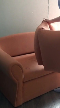Une bite puante n'a le droit de baiser sa chatte qu'avec du caoutchouc et il baise