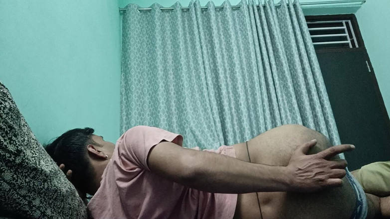 Rajasthani-old-lover: インド警察官の継父がシャワーとマスターベーションショーを得た
