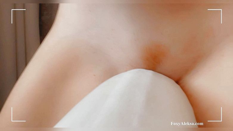 FoxyAleksa: 小柄な猫の枕のこぶ。かわいい女の子はセックスをしたい