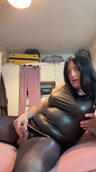 Nasses aussehen, necken im kleid
