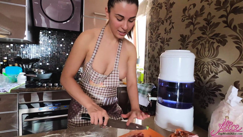 Alice KellyXXX: Awek panas menunjukkan buah dada dan pantat yang sempurna semasa...