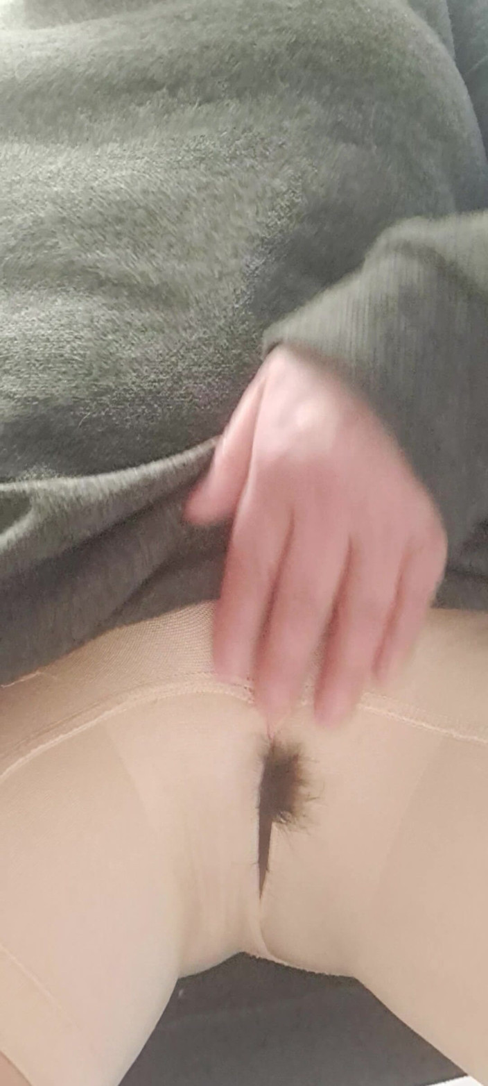 Mommy big hairy pussy: Ibu menarik vaginanya yang gemuk keluar dari lubang di seluar...