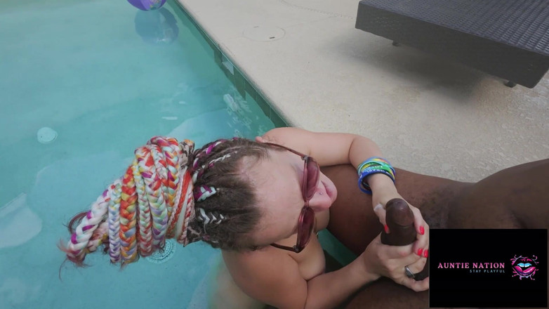Auntie Nation: Thời gian chơi hồ bơi cho Crush và ukranian cay