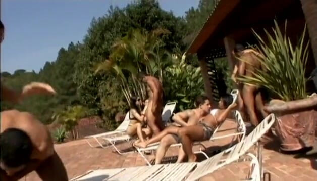 Outdoor Fucktivities: Orgía húmeda loca con latinas tetonas y un semental afortunado