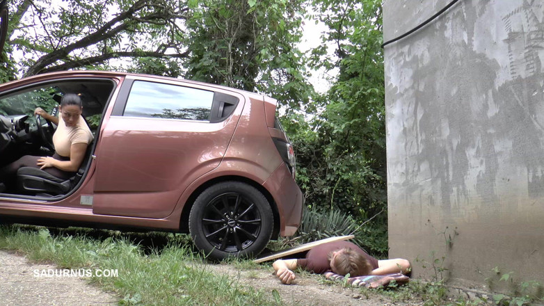 Sadurnus: La Señora Jenna Se Para Del Esclavo Con Un Auto...