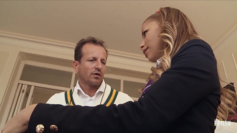 Family Role Playing: Blonde studente krijgt haar kut geboord door geile sportschooltrainer