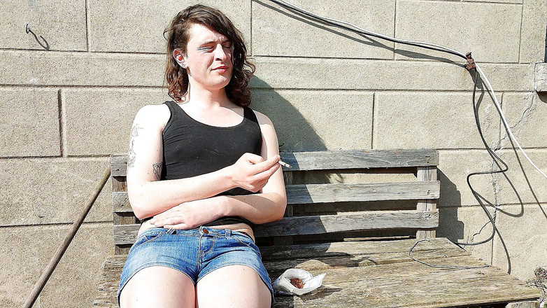 Sara B: Sara fumando al aire libre