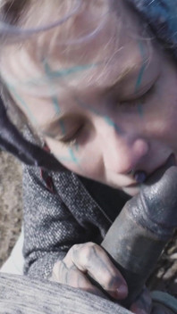 Cuplu cu tatuaje prins în timp ce face sex sălbatic pe o ruină