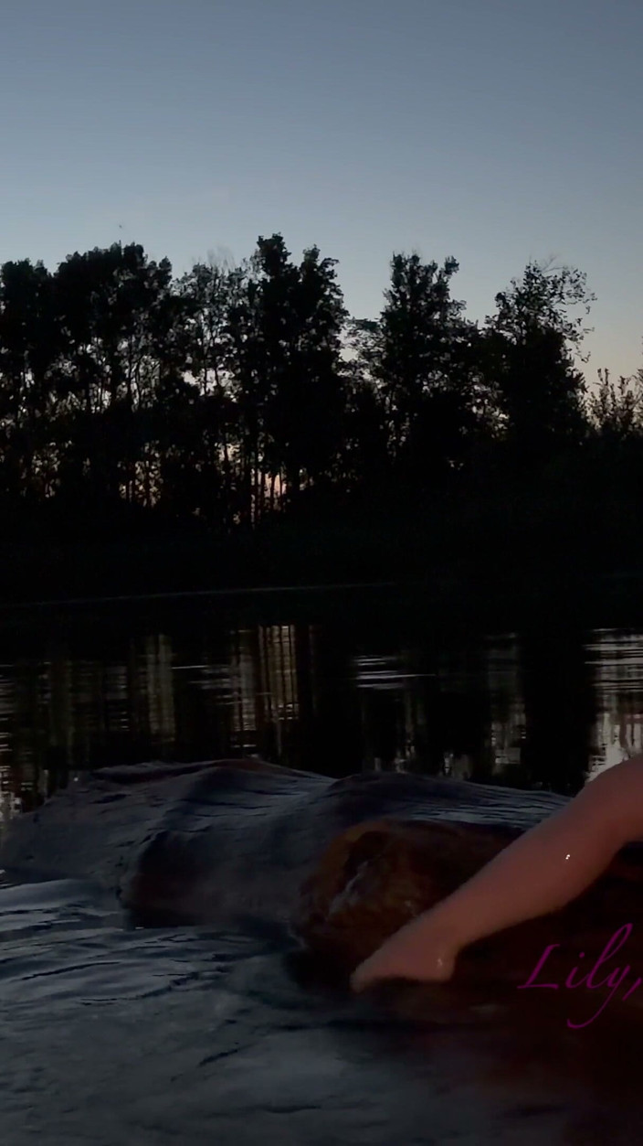 Lily, Goddess of Desire: Una ninfa del agua increíblemente sexual te tienta con su...