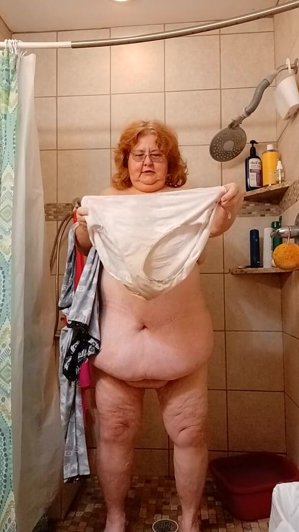 BBW nurse Vicki adventures with friends: Sakra, čůrala jsem si kalhoty, víte?