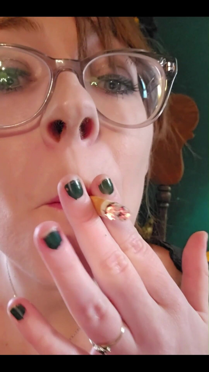 MistressThrope: Uwielbiam dmuchać dym w twoją twarz
