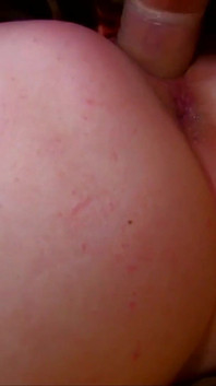 セクシーなベビーシッターは喜んでコックを喜ばせます