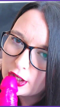 SSbbw 用她的嘴唇和舌头挑逗