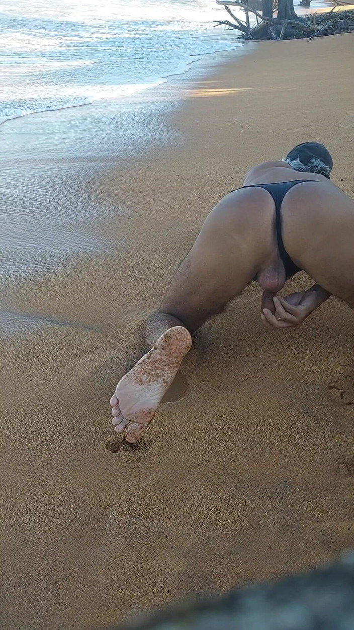 Ladysilvas: ビーチのパンティーでレディシルバの女装者