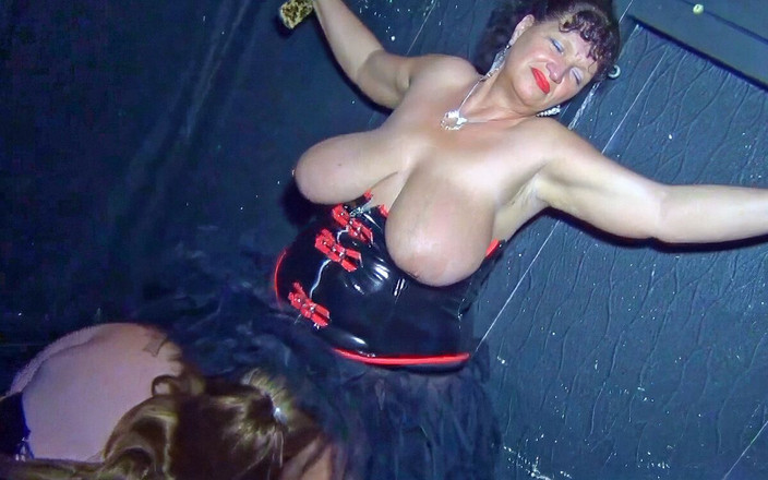 Kims amateurs: Svázaná škádlení a výprask mladší bbw, než se otočí stoly