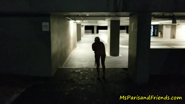 Ms Paris and Friends: Publiczna nagość, masturbacja i sikanie