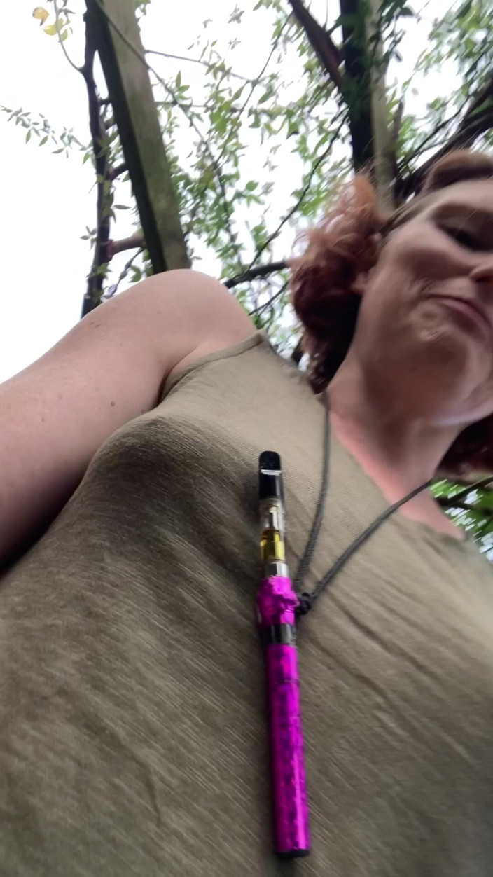 MistressWriggler: Pachnąc moimi śmierdzącymi palcami cipki w zacisznym ogrodzie, nie zdając sobie...